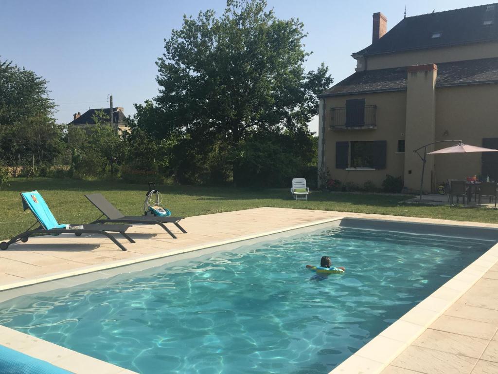 Cheviré-le-RougeにあるVilla Le Printemps, maison 15 pers avec piscineのスイミングプールでの水泳