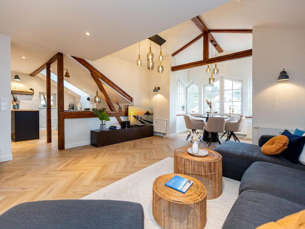 Una sala de estar con un sofá azul y una mesa. en Villa Brunnenstraße, App 3, en Heringsdorf