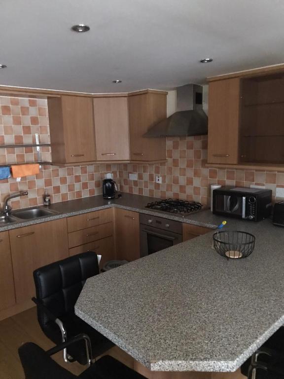 Kuchyň nebo kuchyňský kout v ubytování Beautiful 3-Bed Apartment in Gourock