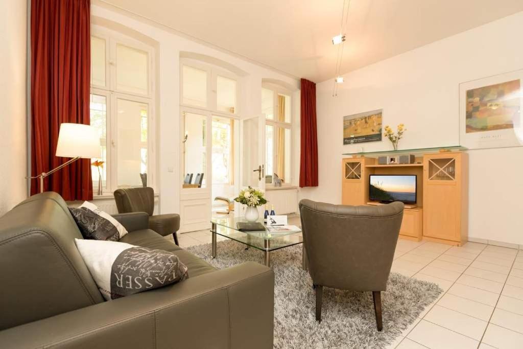 sala de estar con sofá y mesa en Villa Medici Heringsdorf App 07, en Bansin