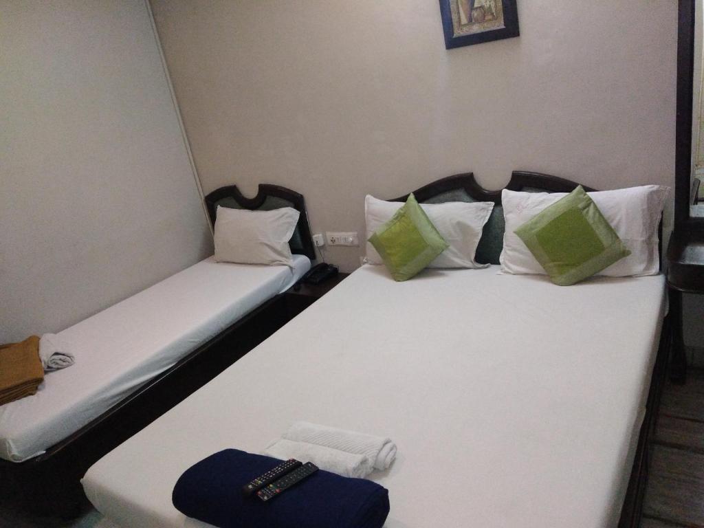 Postel nebo postele na pokoji v ubytování Grand tower Chennai