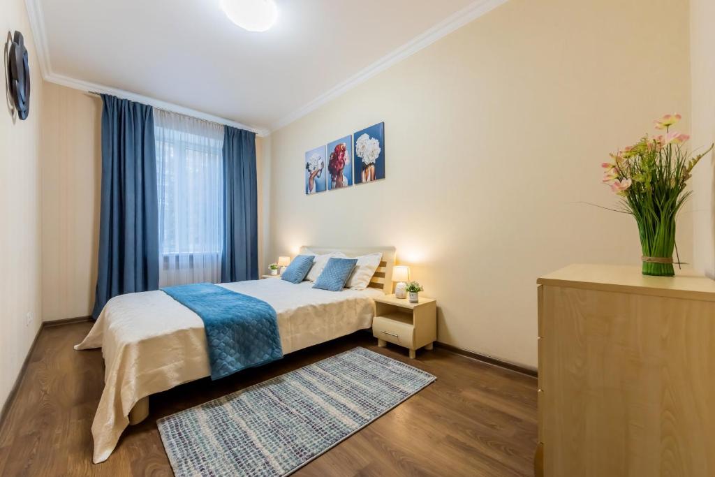 1 dormitorio con cama y ventana grande en 2к квартира на Шота Руставелі, Бессарабка en Kiev