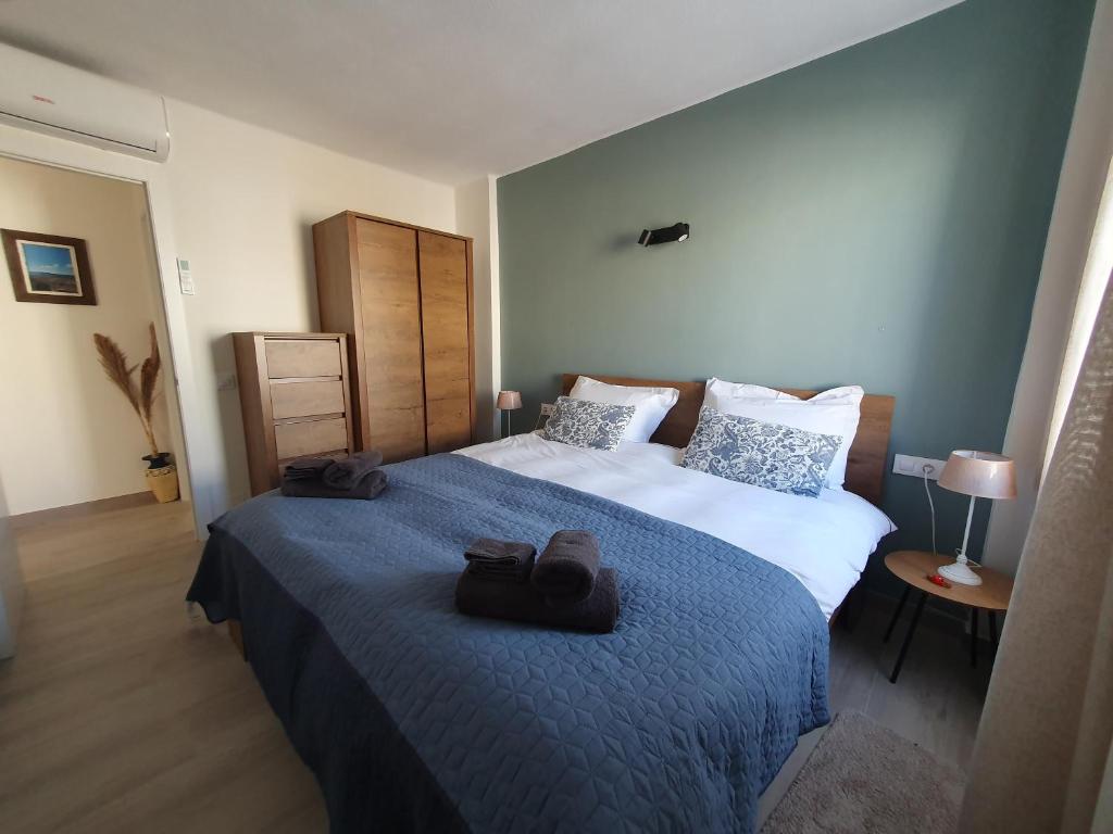 um quarto com uma cama grande e toalhas em Sueño I en II in Jávea / Xabia, Costa Blanca em Xàbia