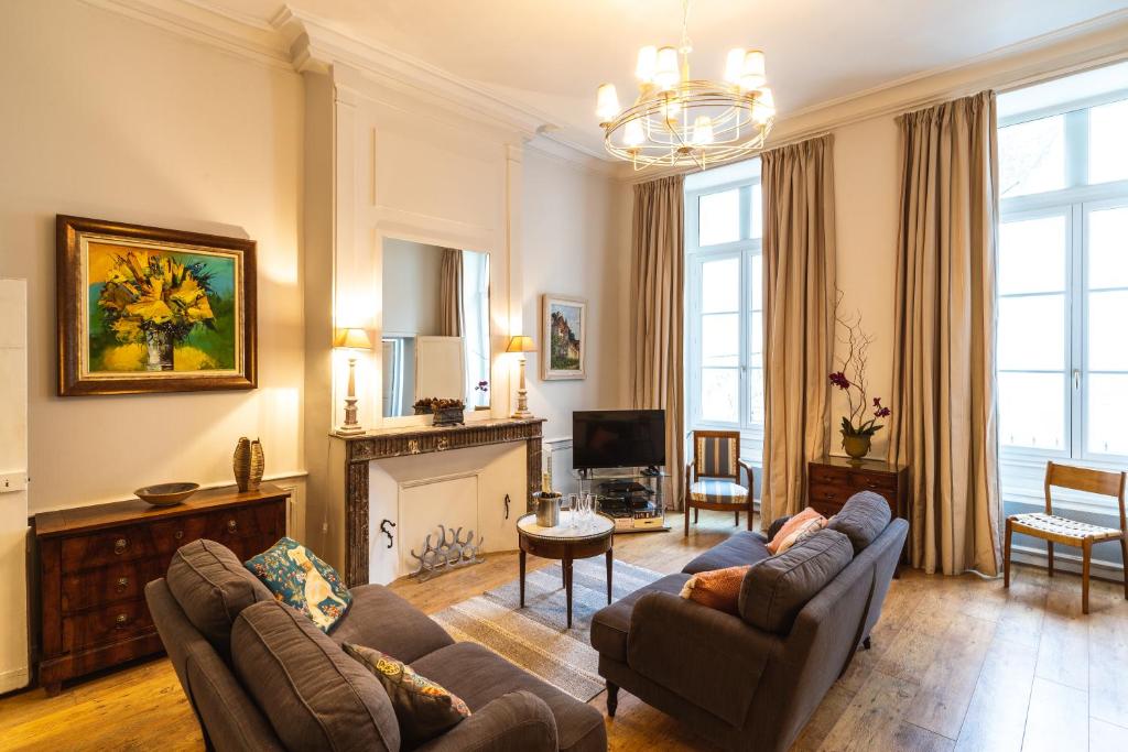 a living room with a couch and a fireplace at Coté Remparts in Amboise