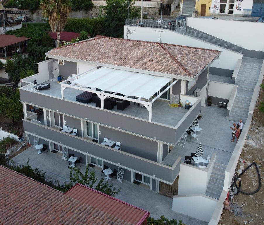 una vista aerea di una casa con tetto di B&B Pepe Rosa Tropea a Tropea
