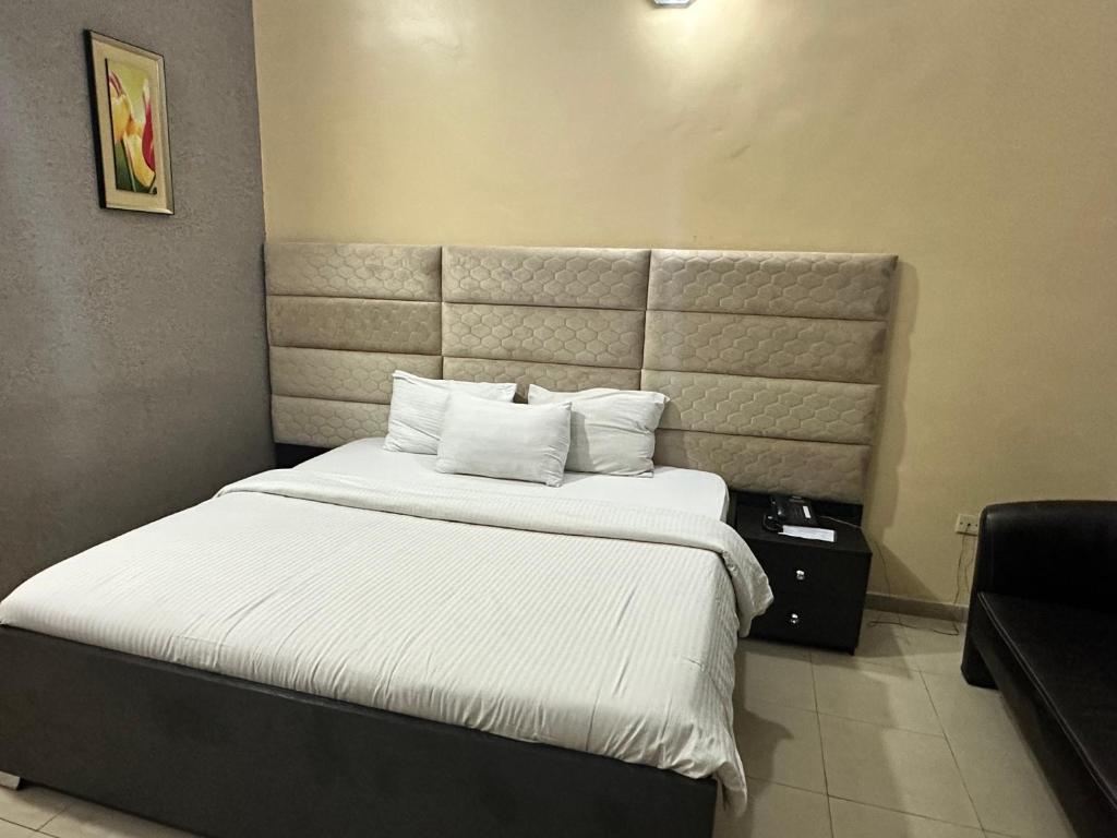 Postel nebo postele na pokoji v ubytování Whitehouse Msquare Hotel