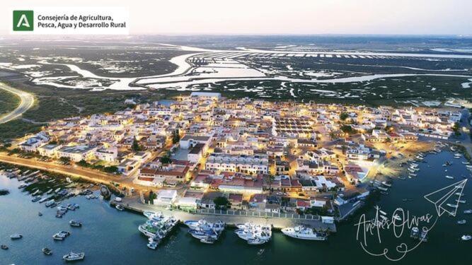 uma vista aérea de um porto com barcos na água em La Casa del Moral em Isla del Moral