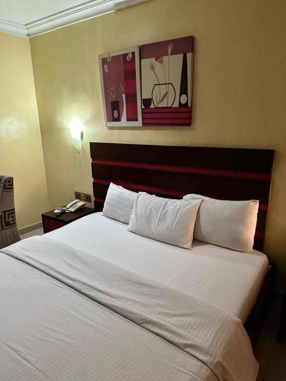 Postel nebo postele na pokoji v ubytování Whitehouse Msquare Hotel