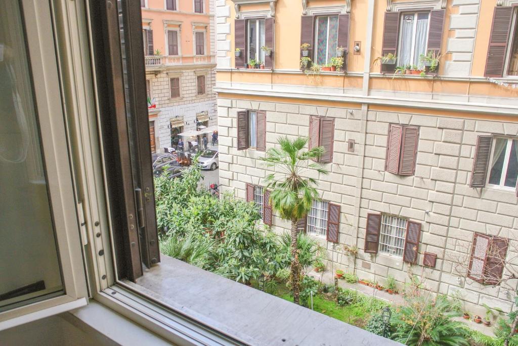 ローマにあるラリサルームズの窓