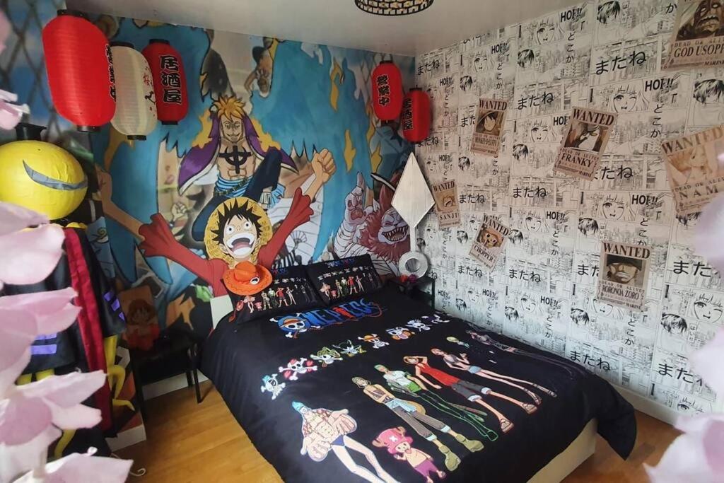 1 dormitorio con 1 cama con una pared cubierta de pegatinas en Gîte Aventure, logement entier + escape game !, en Verzenay