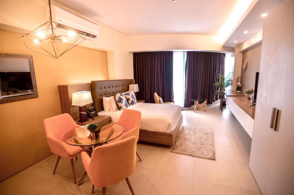 TV a/nebo společenská místnost v ubytování AEON SUITES Staycation