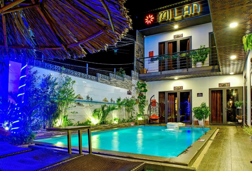 un hôtel avec une piscine en face d'un bâtiment dans l'établissement Mi Lan Boutique Resort, à Vung Tau