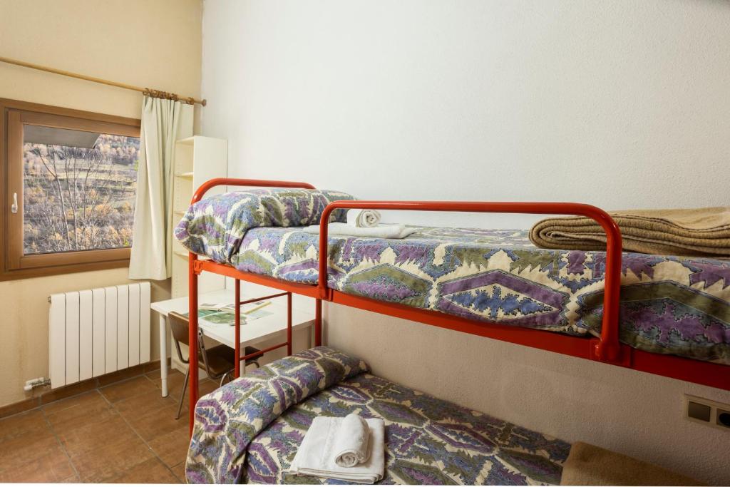 Postel nebo postele na pokoji v ubytování Hostal Les Roquetes