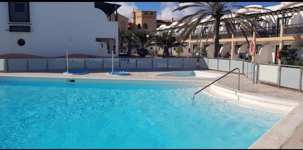 una grande piscina di fronte a un edificio di Appartamento sorelle A&C a Costa de Antigua
