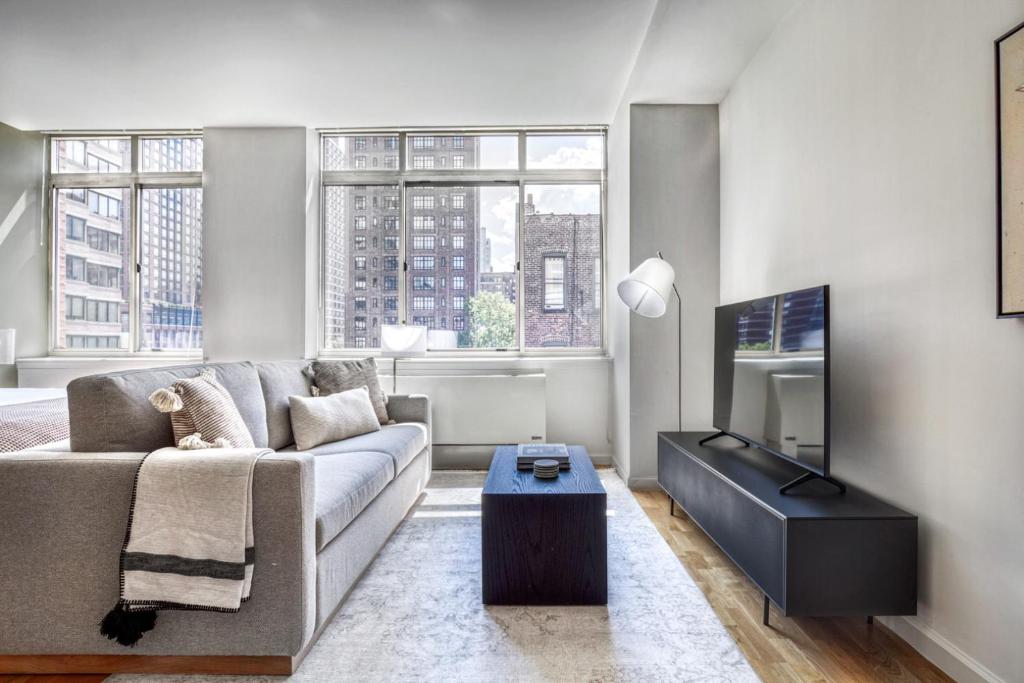 Apartment UES Studio w DM Elevator Gym nr Central Park NYC920, New