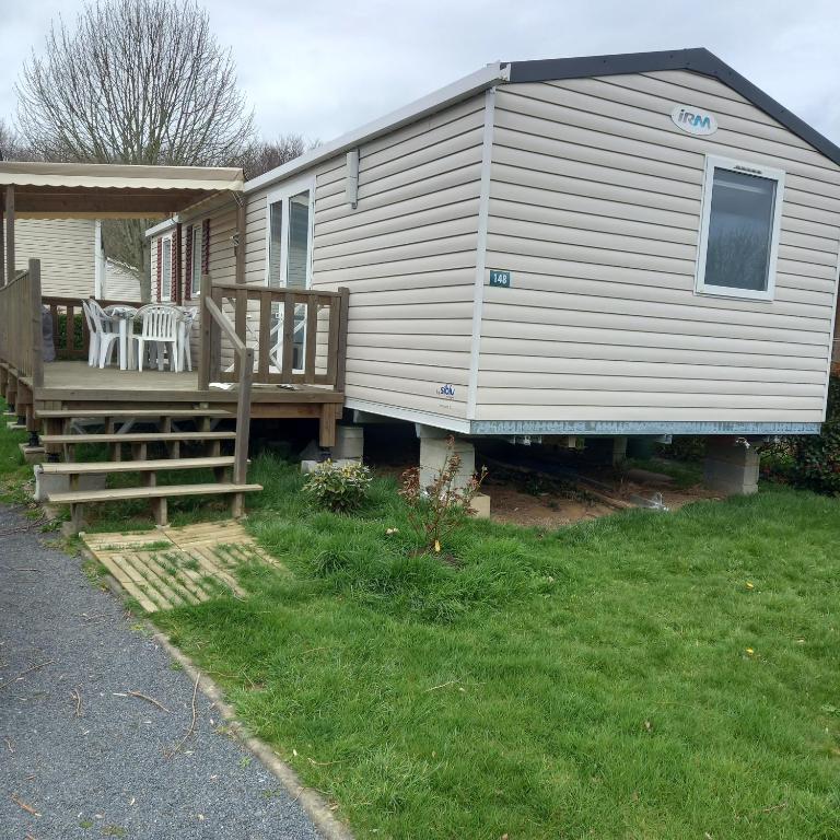 a mobile home with a porch and a deck at Domaine de litteau in Litteau