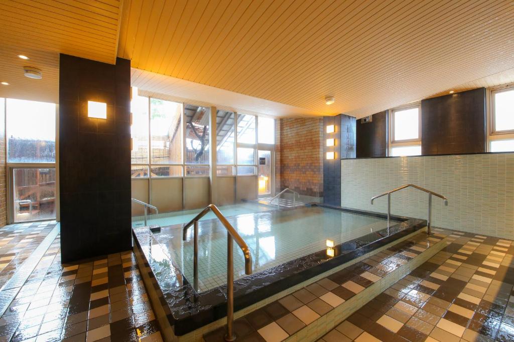 Bazén v ubytování Ooedo Onsen Monogatari Premium Kinosaki nebo v jeho okolí