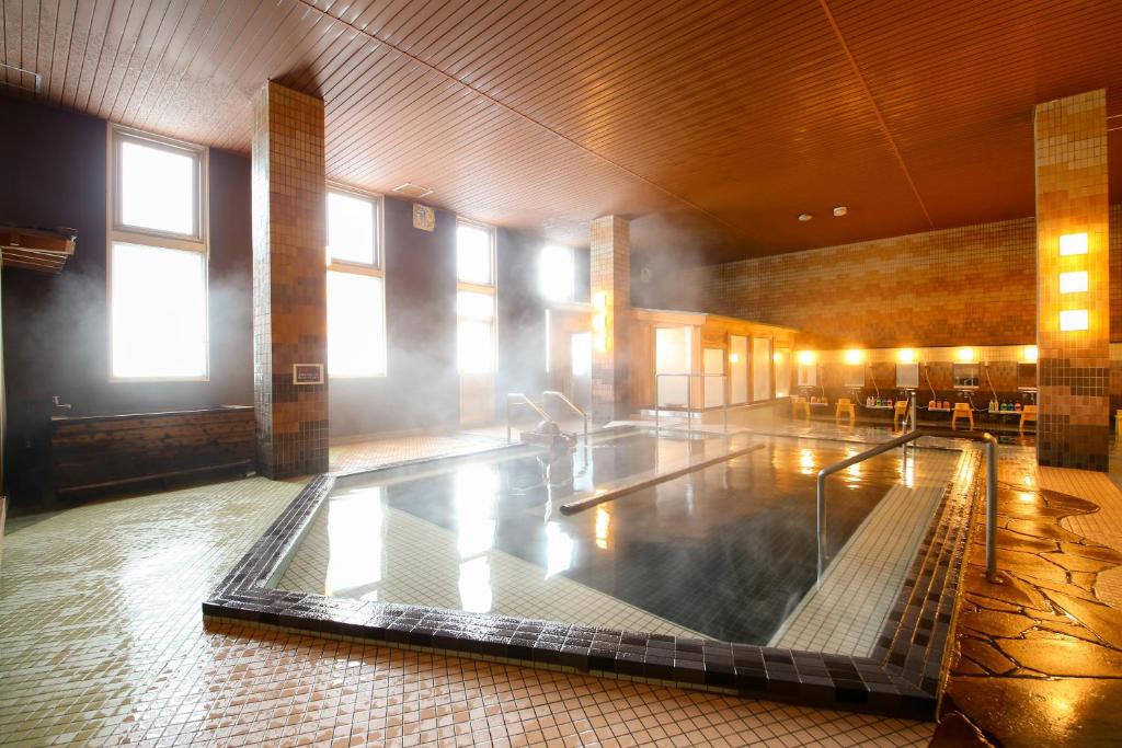 Bazén v ubytování Ooedo Onsen Monogatari Premium Kinosaki nebo v jeho okolí