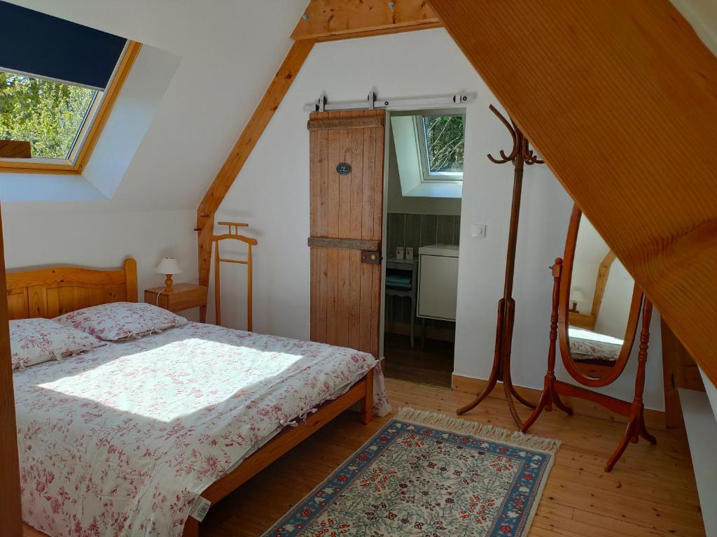 - une chambre avec un lit et du parquet dans l'établissement D'Hauville Vallée, à Bonneville-la-Louvet