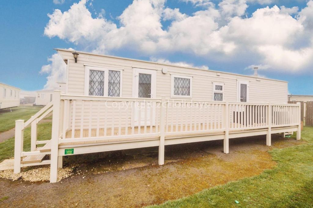 Casa móvil con porche y terraza en 8 Berth Dog Friendly Caravan In Summerfields Holiday In Norfolk Ref 19160s, en Scratby