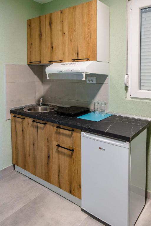 Đerdan Garden apartments的厨房或小厨房