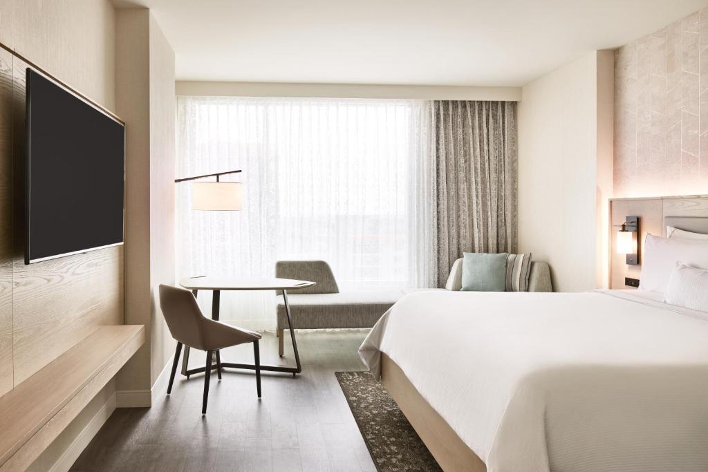 Postel nebo postele na pokoji v ubytování The Westin Tempe