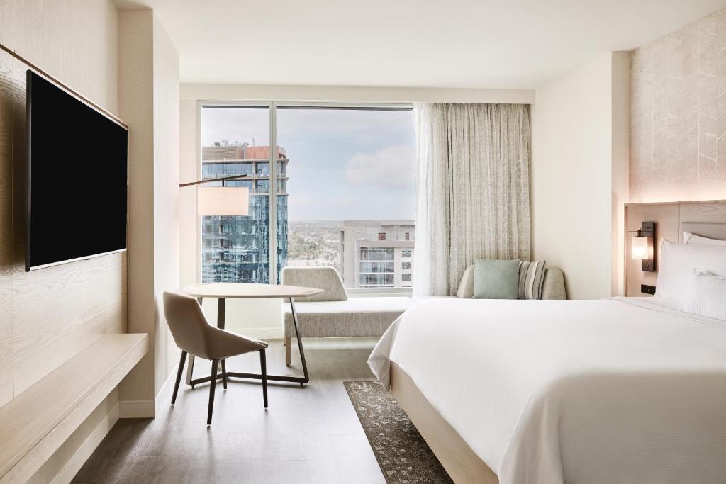 Postel nebo postele na pokoji v ubytování The Westin Tempe