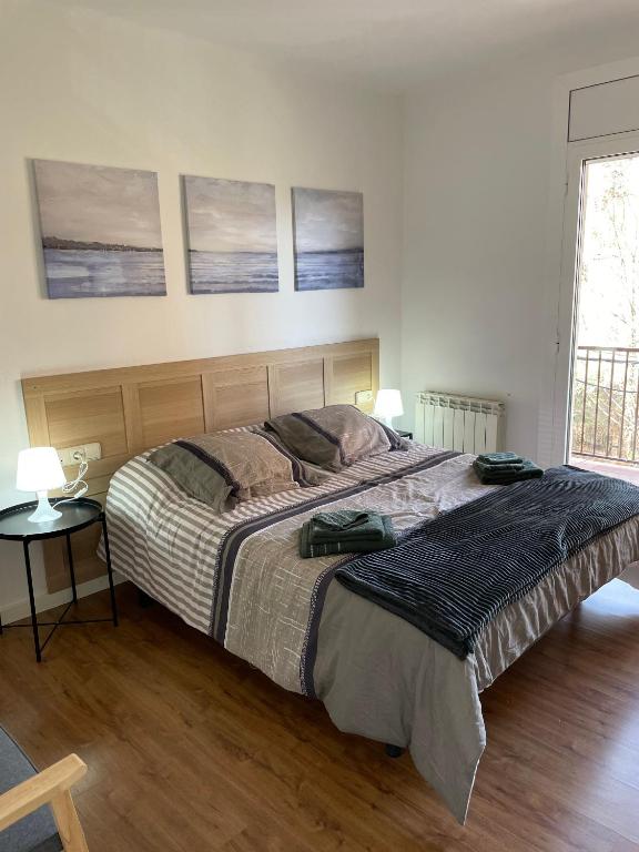 una camera da letto con un grande letto con due sacchi sopra di Apartamento céntrico en Berga - ALBERGA a Berga