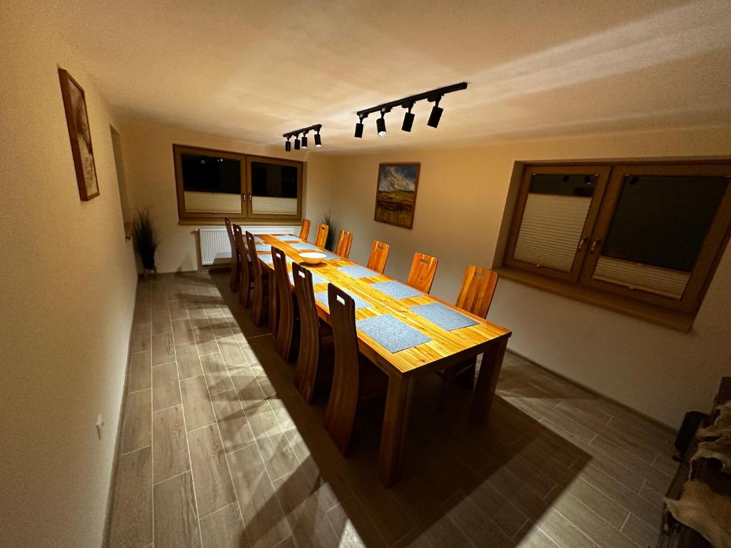TV a/nebo společenská místnost v ubytování Chata Diana