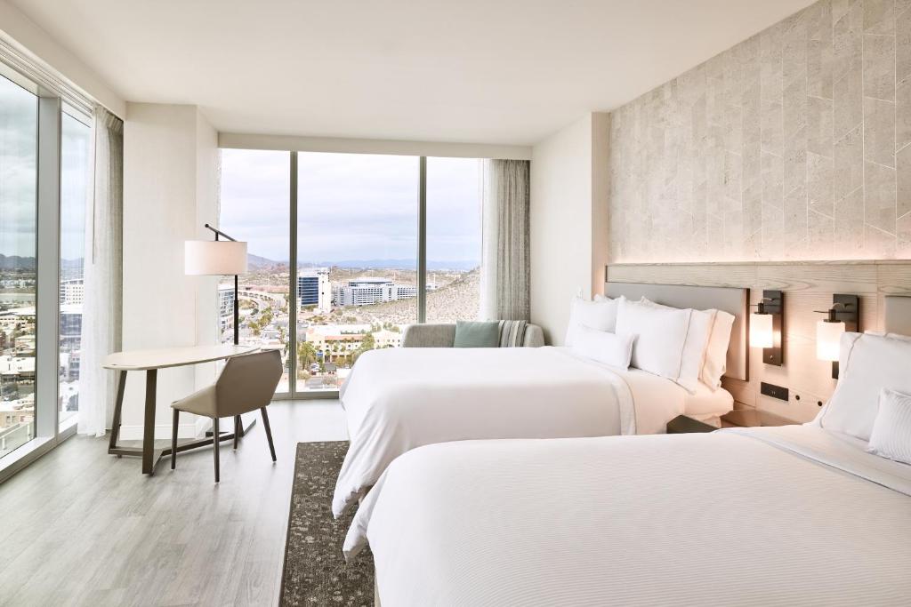 Postel nebo postele na pokoji v ubytování The Westin Tempe