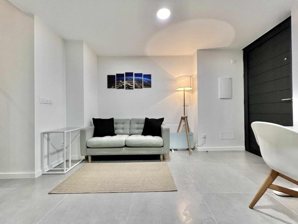 拉科魯尼亞的住宿－Apollo Project Coruña，客厅配有沙发和桌子