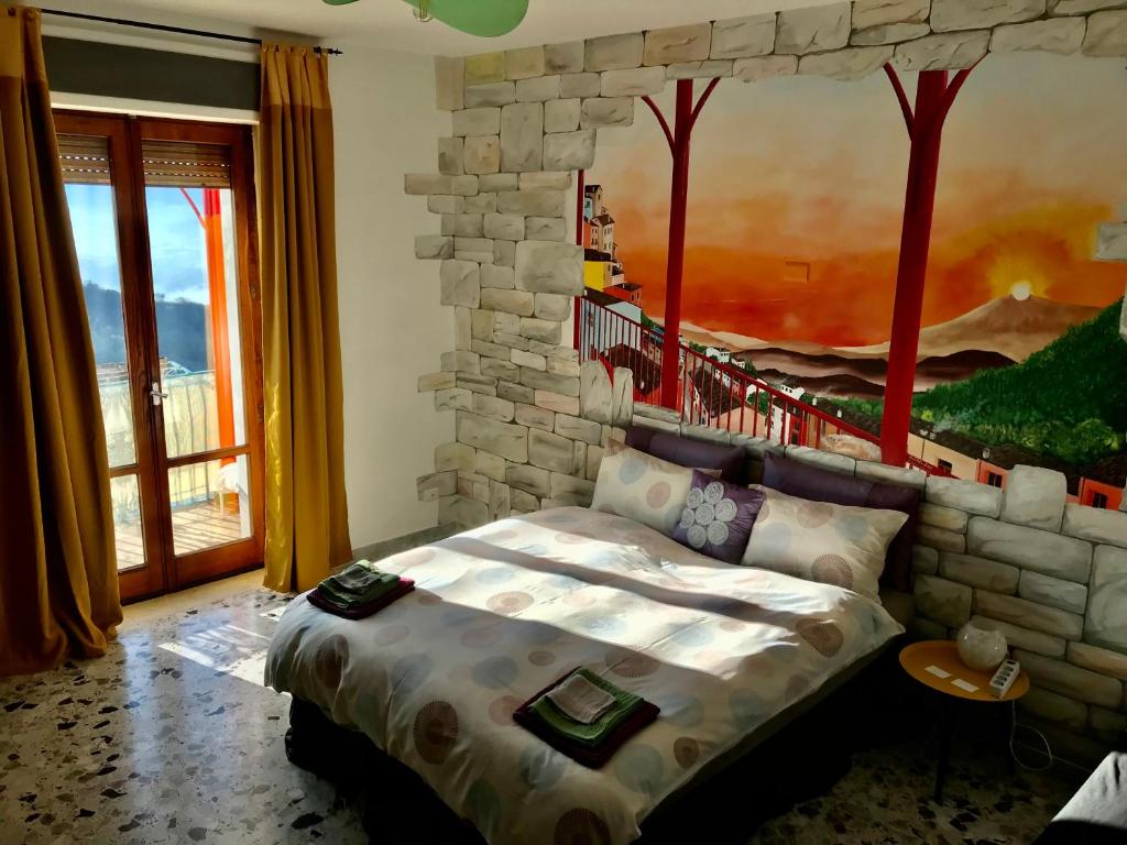 una camera da letto con un letto e un dipinto sul muro di La Vista a Calitri