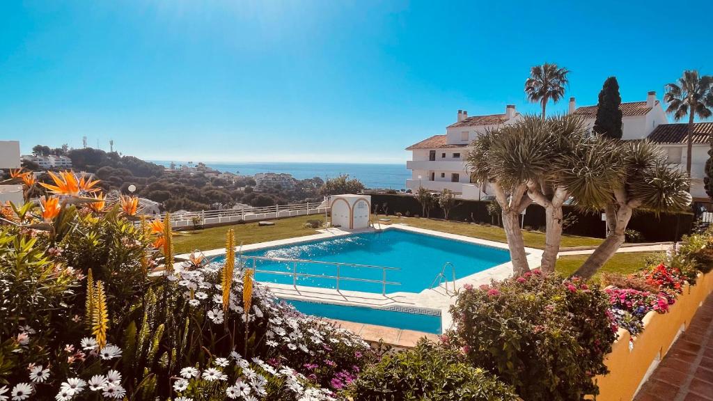 een villa met een zwembad en uitzicht op de oceaan bij Seaview Apartment Mira Andalus in Sitio de Calahonda