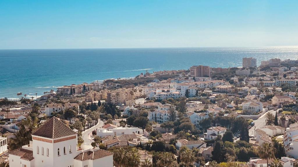 z powietrza widok na miasto i ocean w obiekcie Seaview Apartment Mira Andalus w mieście Sitio de Calahonda