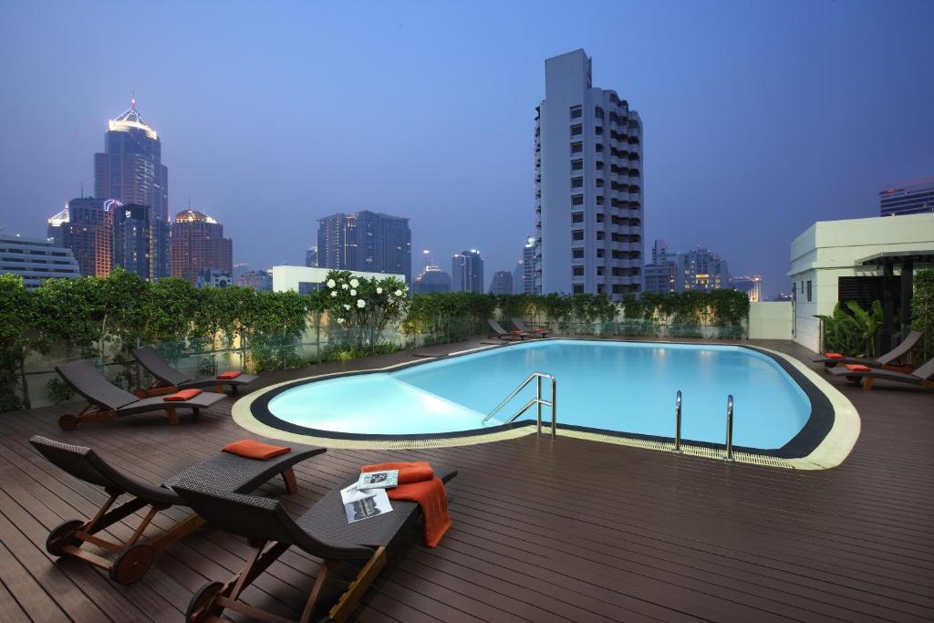 una piscina sul tetto di un edificio di Lohas Residences Sukhumvit 2 a Bangkok