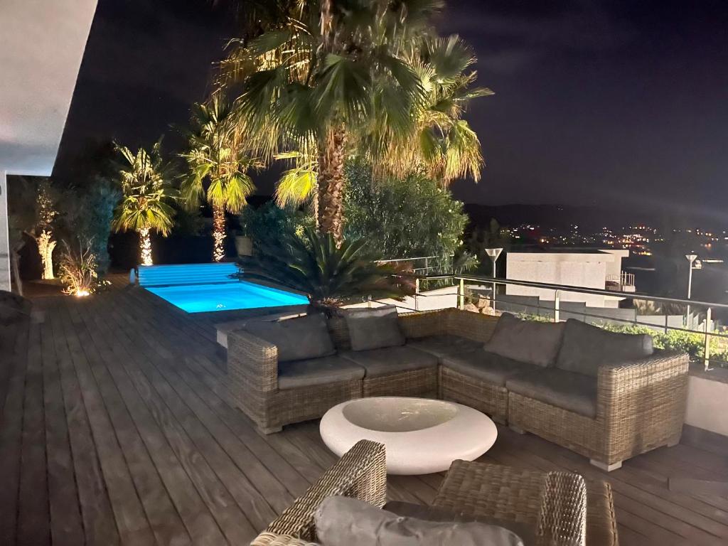 Bazén v ubytovaní le Pied à Terre 2 PORTICCIO alebo v jeho blízkosti