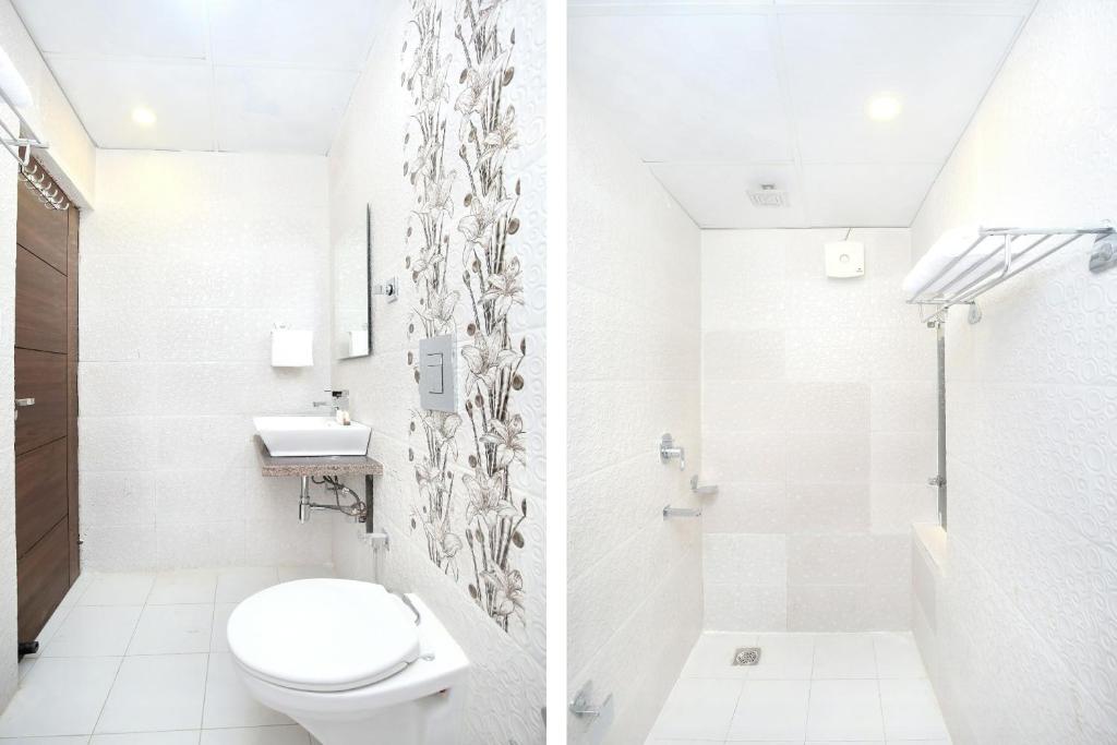 uma casa de banho branca com um WC e um lavatório em OYO Hotel Ska Hometel em Chandīgarh