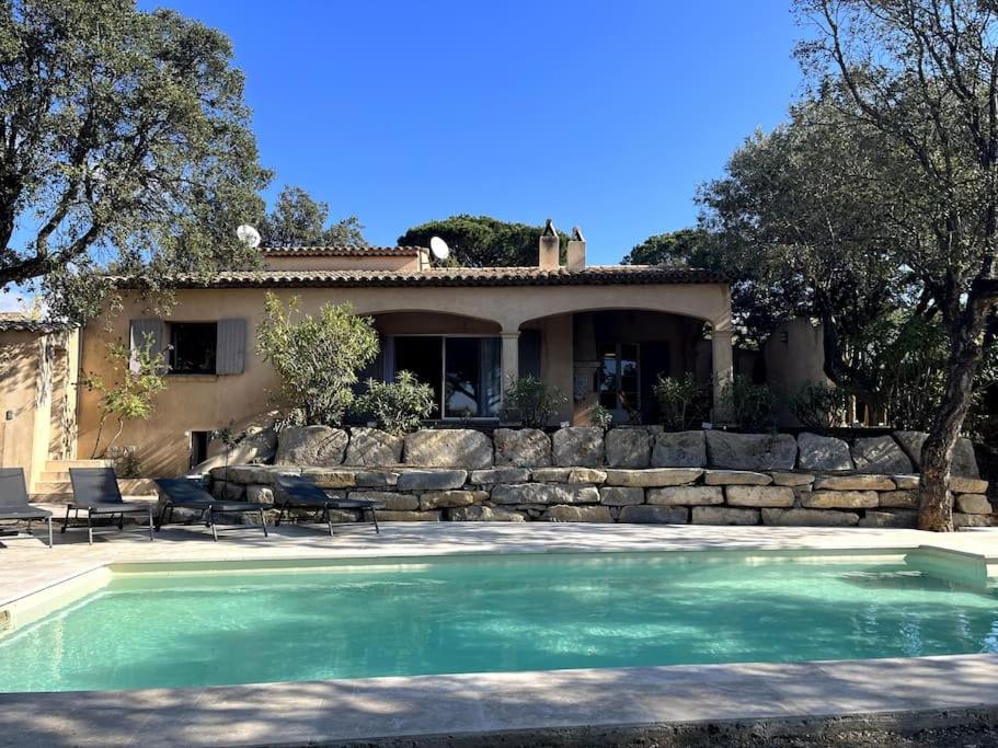 ein Haus mit einem Swimmingpool vor dem Haus in der Unterkunft Villa Lou Pantai with New Swimming Pool in Sainte-Maxime