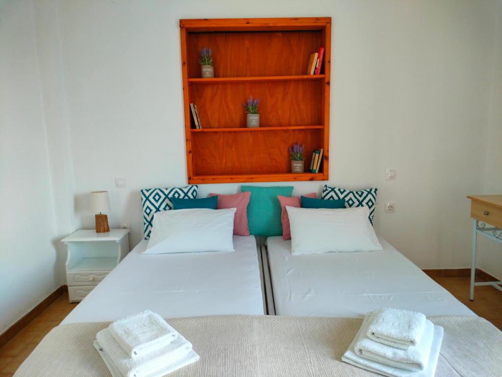 Postel nebo postele na pokoji v ubytování Papas Rooms on the Seafront