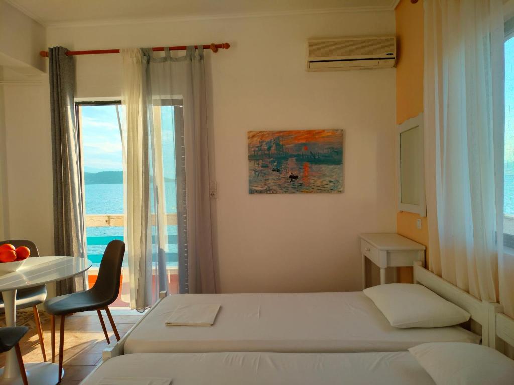 Postel nebo postele na pokoji v ubytování Papas Rooms on the Seafront