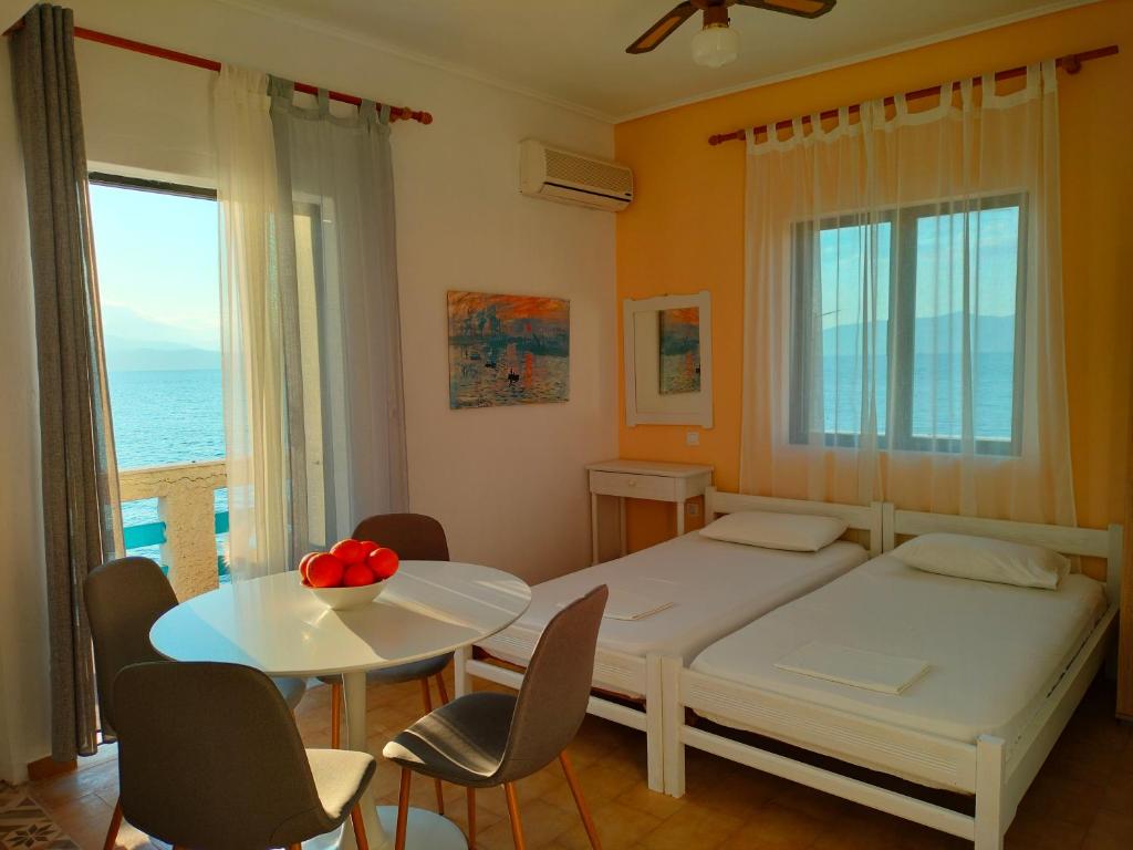 Postel nebo postele na pokoji v ubytování Papas Rooms on the Seafront