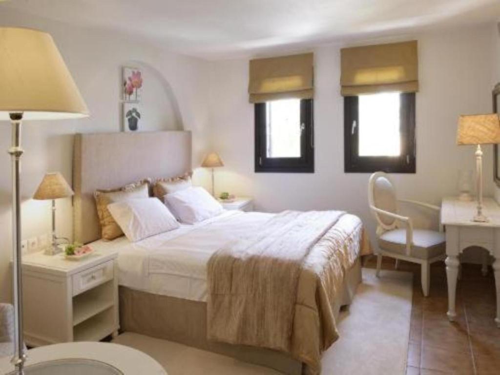 Postel nebo postele na pokoji v ubytování Aegean Suites, Santikos Collection