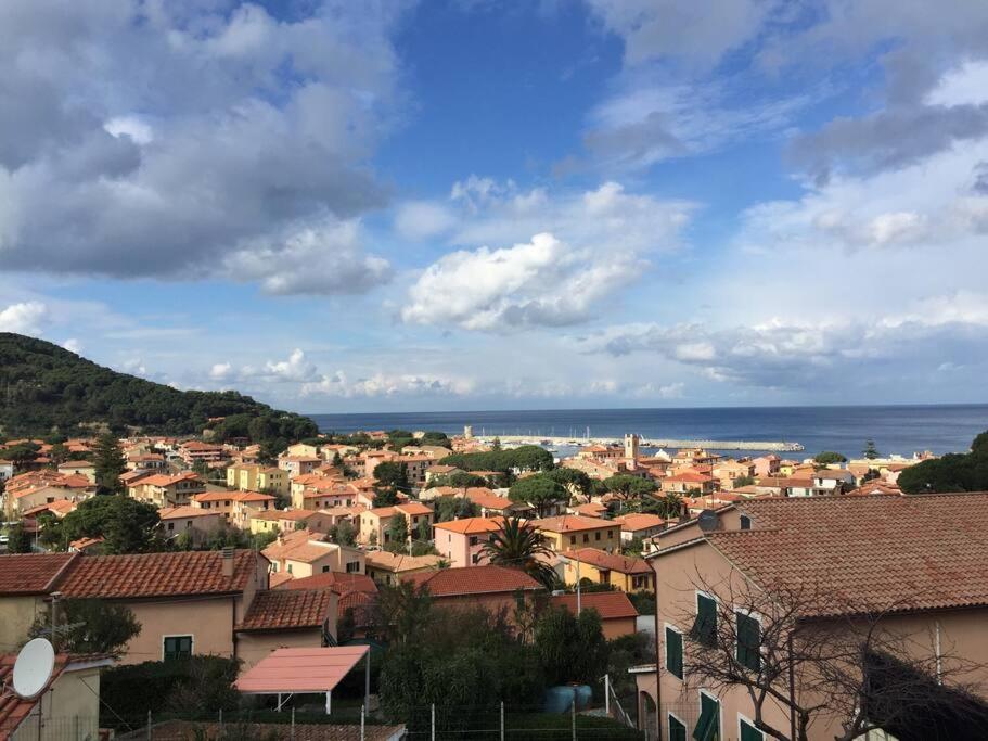 - Vistas a una ciudad con casas y al océano en Bilocale con ampio terrazzo, en Marciana Marina