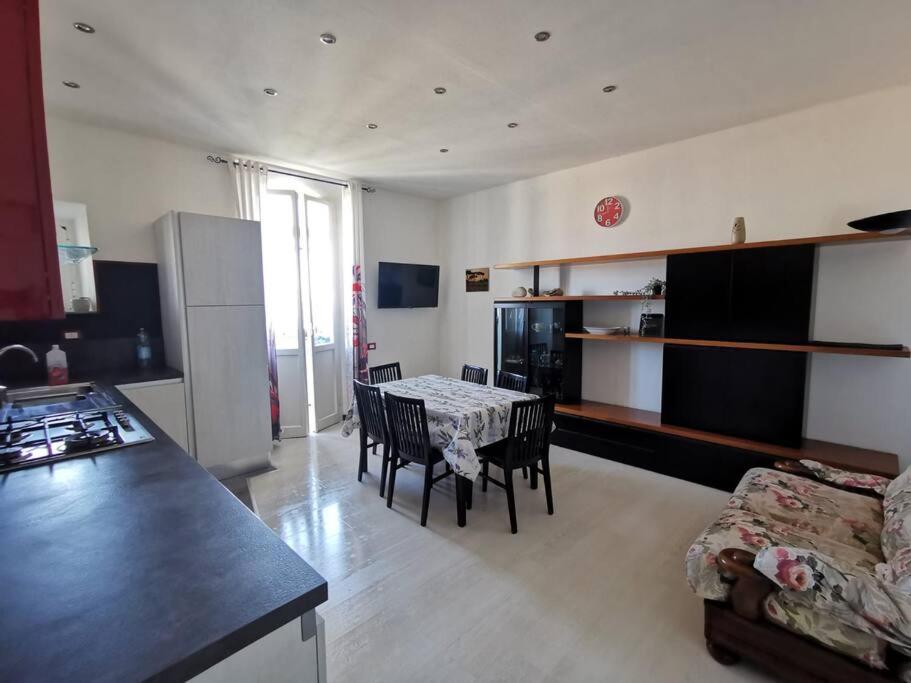 Il comprend une cuisine et un salon avec une table et des chaises. dans l'établissement La casa del Lubra, à Piombino