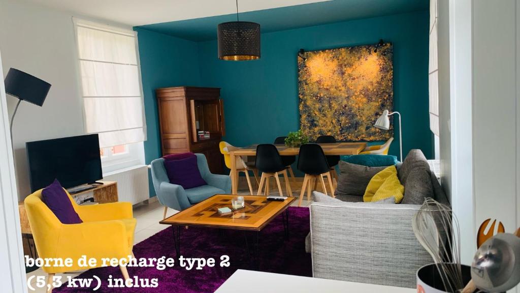- un salon avec un canapé et une table dans l'établissement MAISON D’EN FACE, à Romorantin-Lanthenay