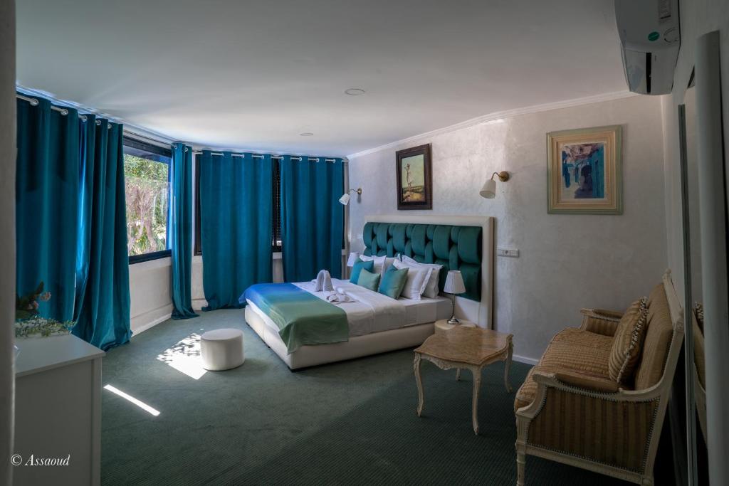 Postel nebo postele na pokoji v ubytování Hôtel ZIRYAB