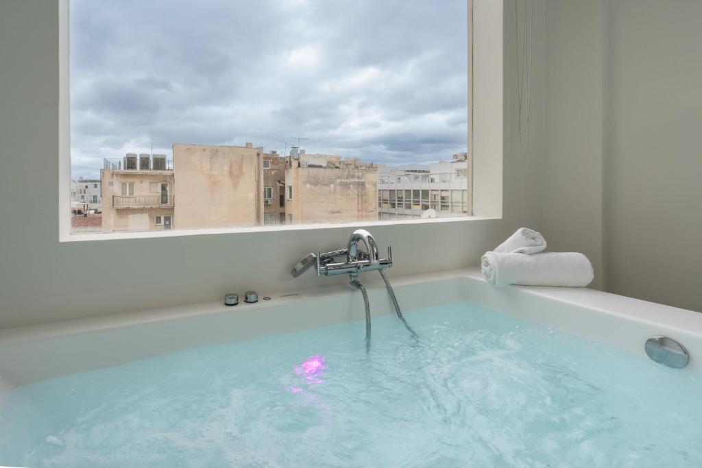 Hồ bơi trong/gần Dema Luxury Suites - Perikleous E8