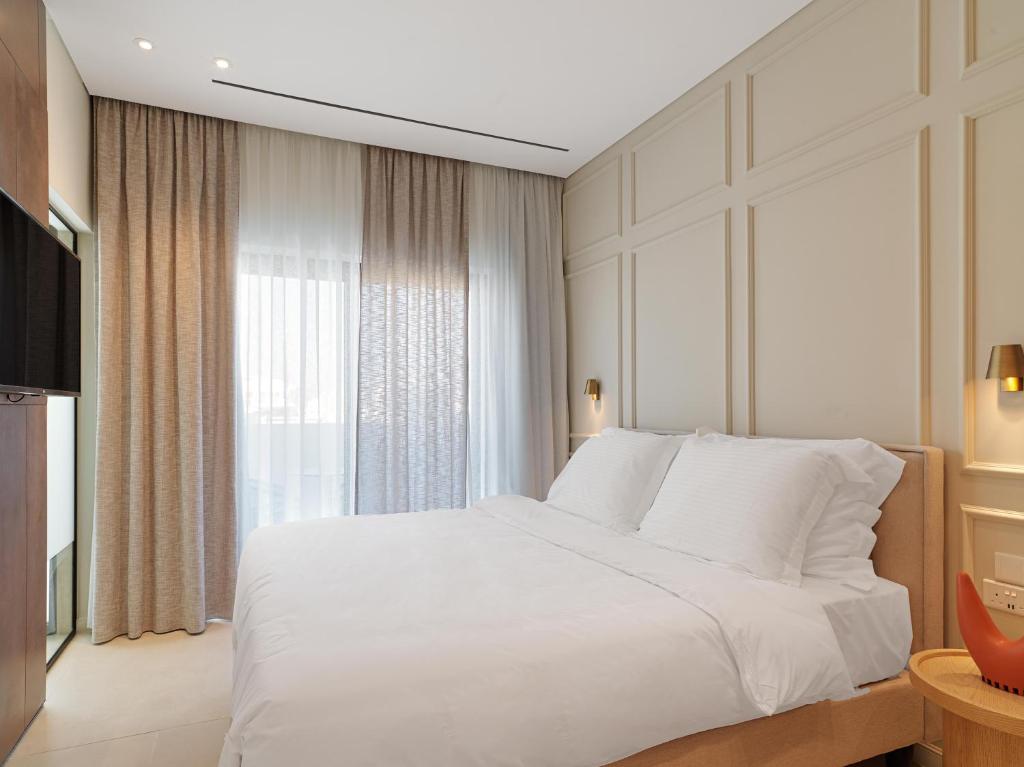 Postel nebo postele na pokoji v ubytování LIV Mackenzie Beach Suites Larnaca ADULTS ONLY