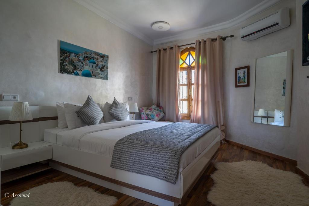 Postel nebo postele na pokoji v ubytování Hôtel ZIRYAB