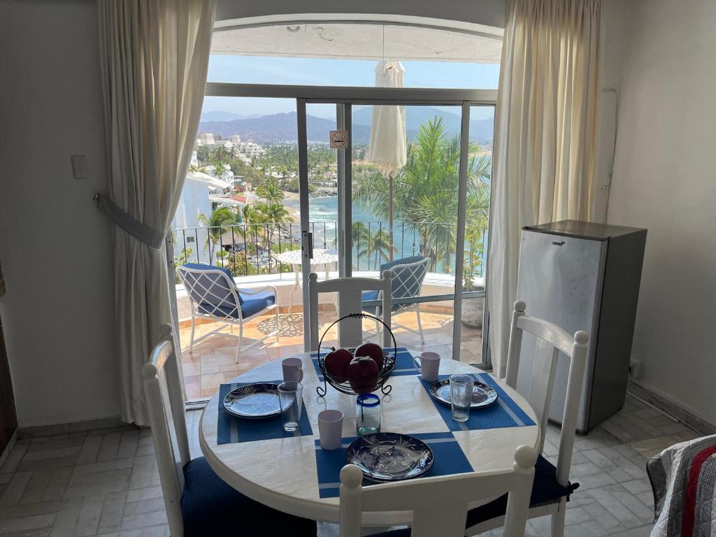 uma mesa de jantar com vista para o oceano em Departamento familiar con vista al mar em Manzanillo